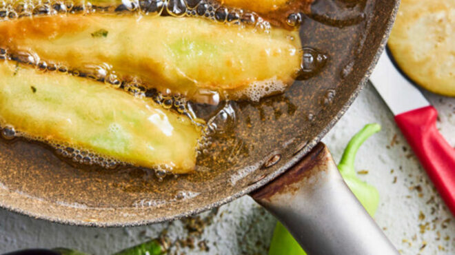 μελιτζάνες-και-πιπεριές-σε-κουρκούτι-563193154