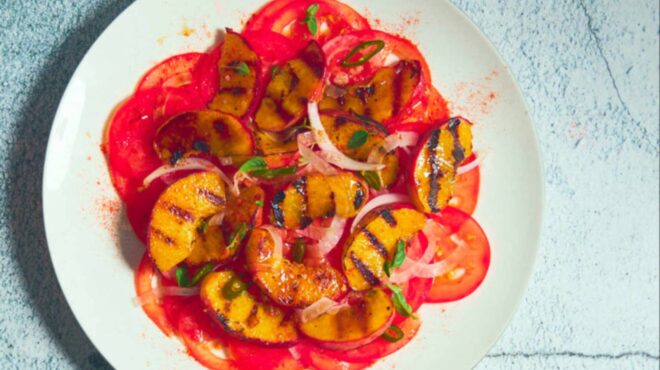 ντοματοσαλάτα-πικάντικη-με-ροδάκινα-563154187