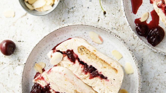 παρφέ-γιαούρτι-με-γλυκό-βύσσινο-563156503