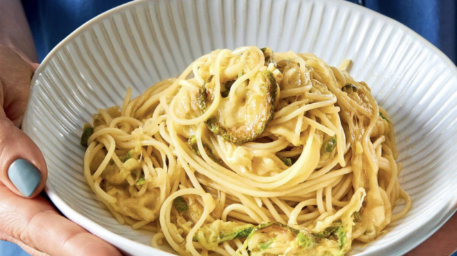 ζυμαρικά-με-τραγανά-κολοκυθάκια-και-π-563181634