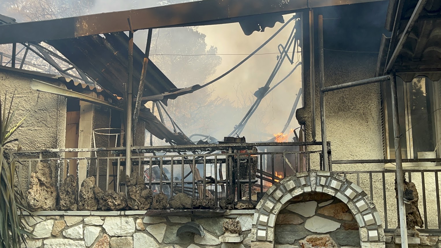 Στο Πεντελικό όρος η φωτιά – Εκκένωση οικισμών και δύο νοσοκομείων-1