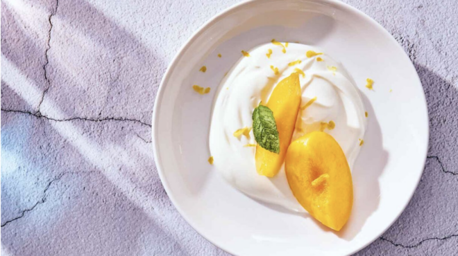 ροδάκινα-ποσέ-με-κρέμα-γιαουρτιού-563188468