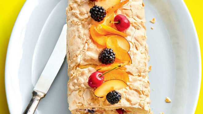 ρολό-μαρέγκας-με-καλοκαιρινά-φρούτα-563172913