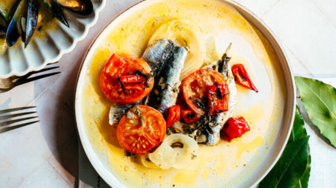 σαρδέλες-στον-φούρνο-με-ντομάτες-και-μ-563194930