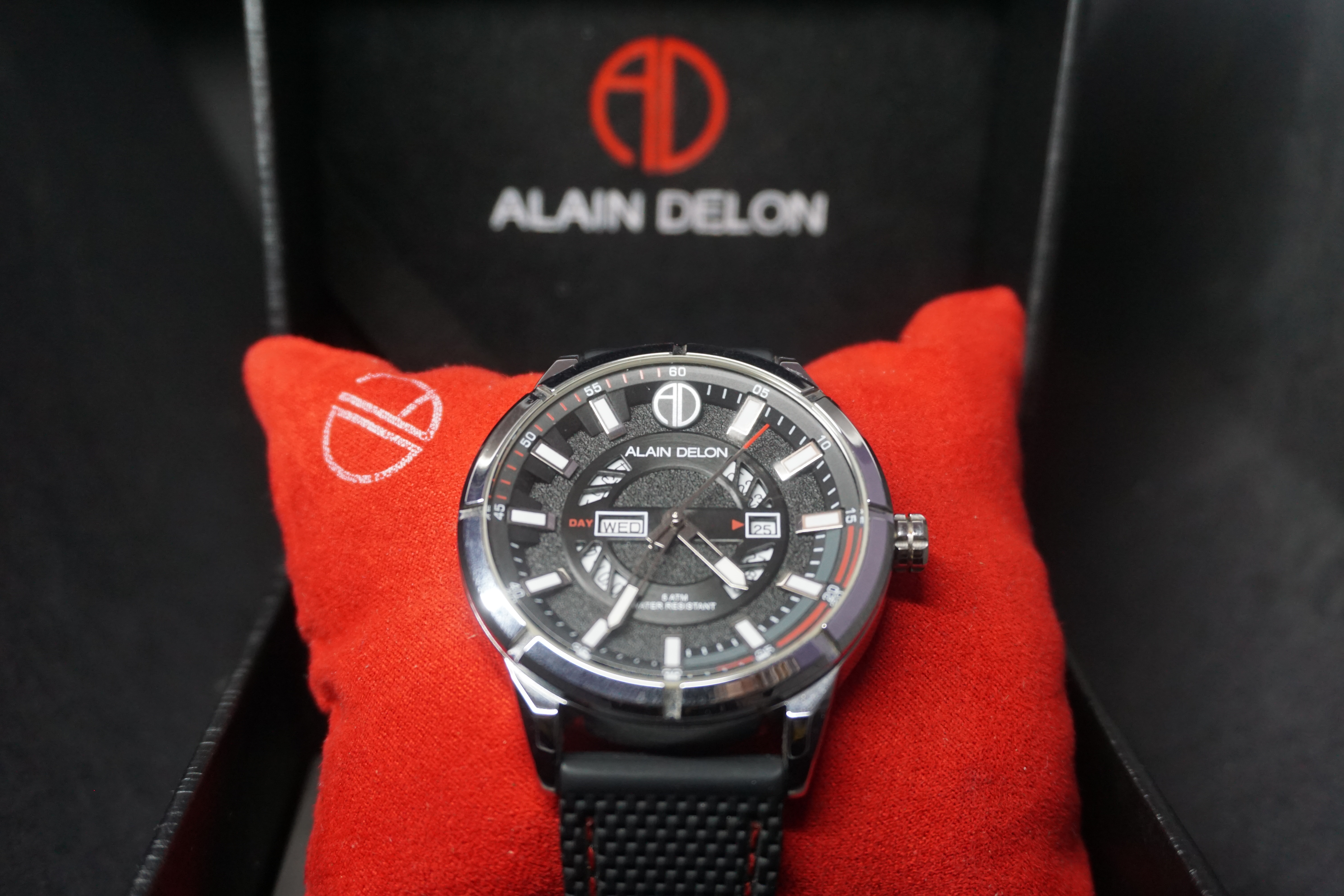 Ο «άλλος» Ντελόν: Συλλέκτης τέχνης, κρασιών και όπλων-3