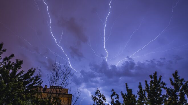 φωτιές-στα-καλύβια-θορικού-λόγω-κεραυ-563195368