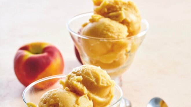 σορμπέ-ροδάκινο-με-γλυκό-ροζέ-κρασί-563178181