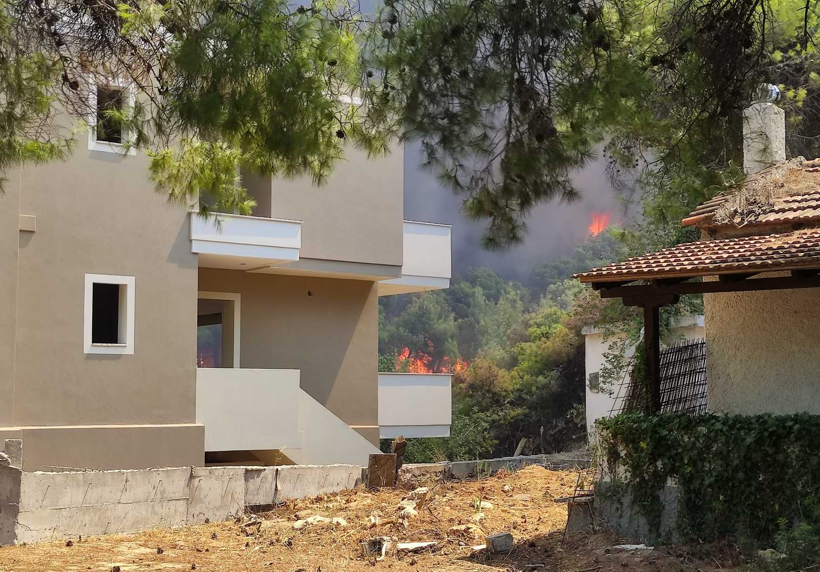 «Αν είναι δυνατόν, καιγόμαστε μέσα στην πλατεία…»-2