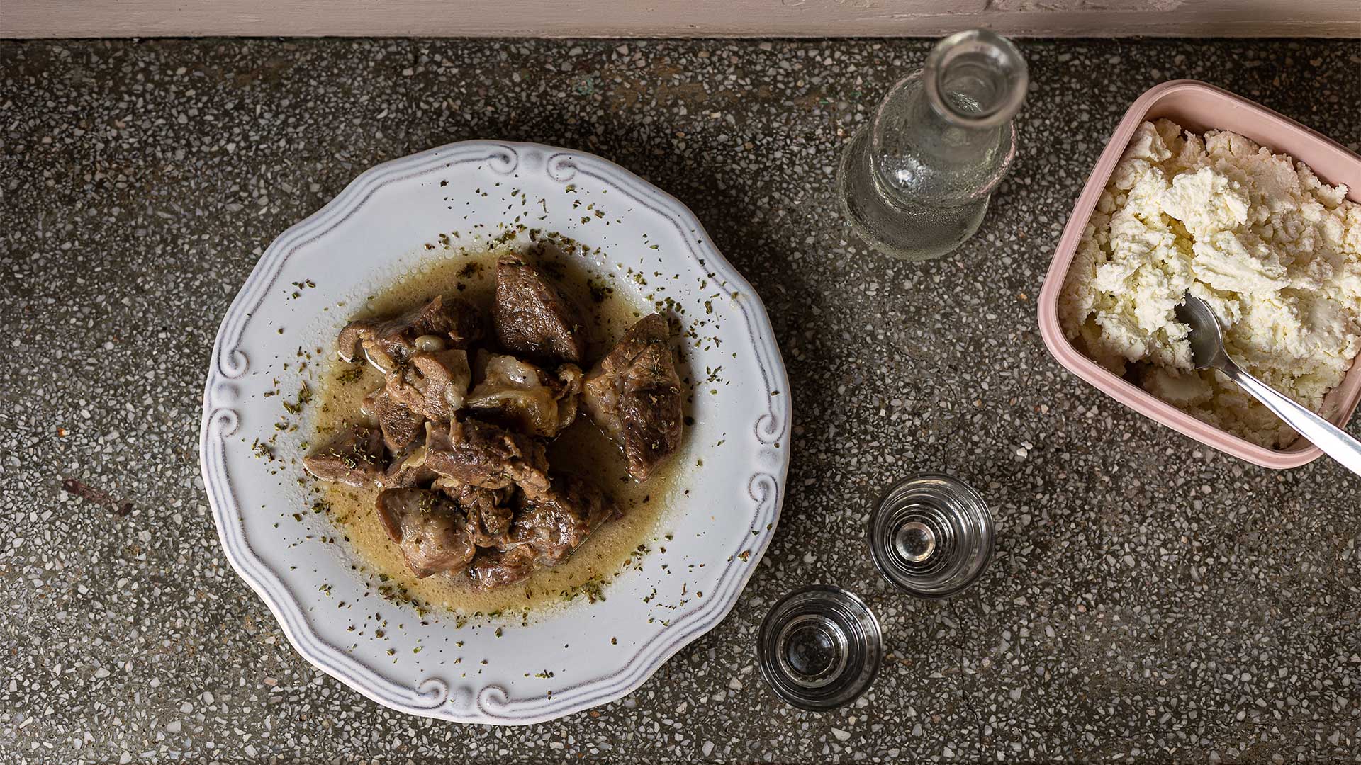 Το καφενείο του Μανόλη στο Ρέθυμνο: Έχετε δοκιμάσει βλίτα με ντομάτα… βραστή;-1