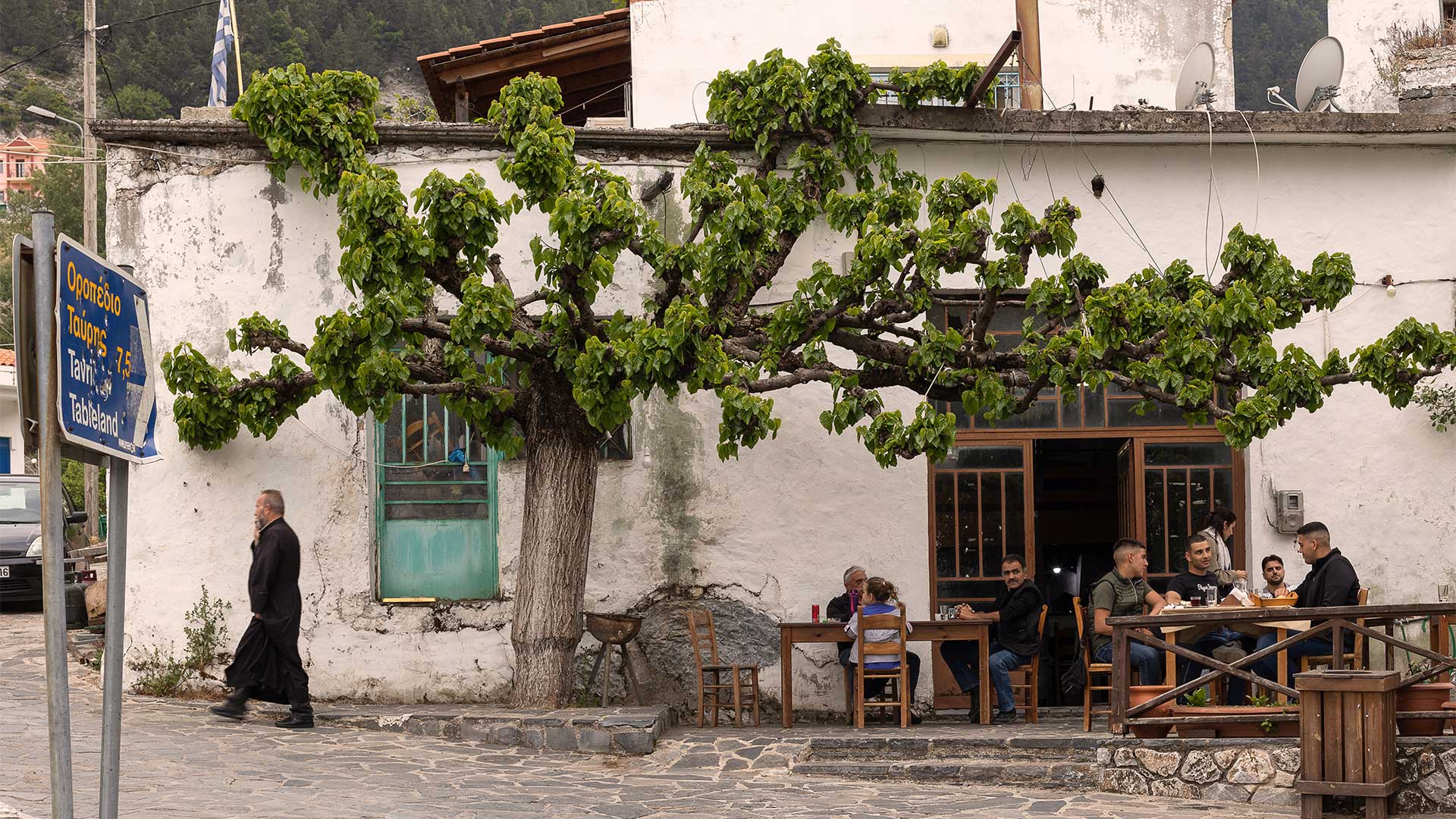 Ο γύρος της Κρήτης σε 20 καφενέδες-1