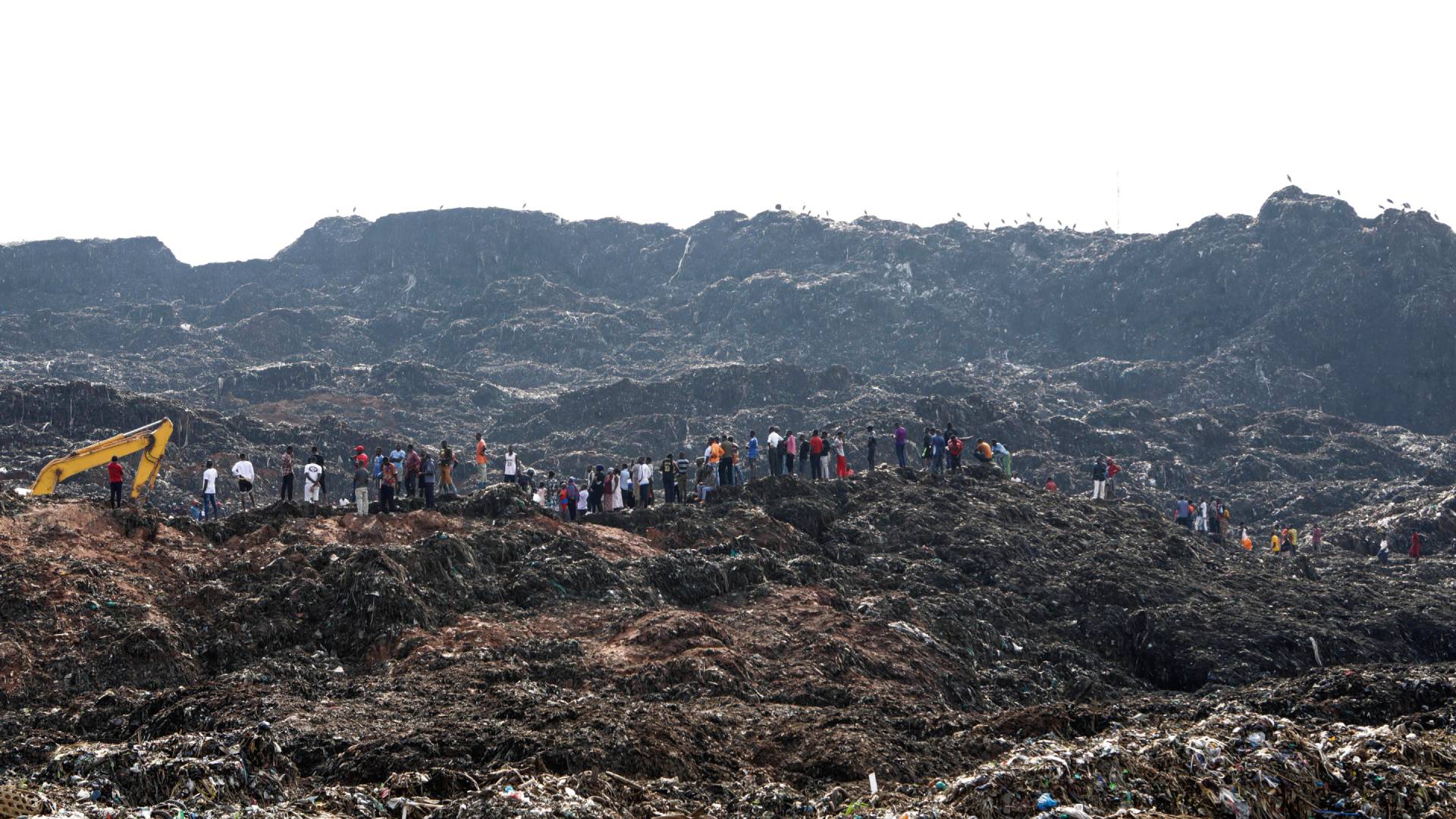 Ουγκάντα: Τουλάχιστον 25 άνθρωποι θάφτηκαν κάτω από βουνά σκουπιδιών λόγω κατολίσθησης-1