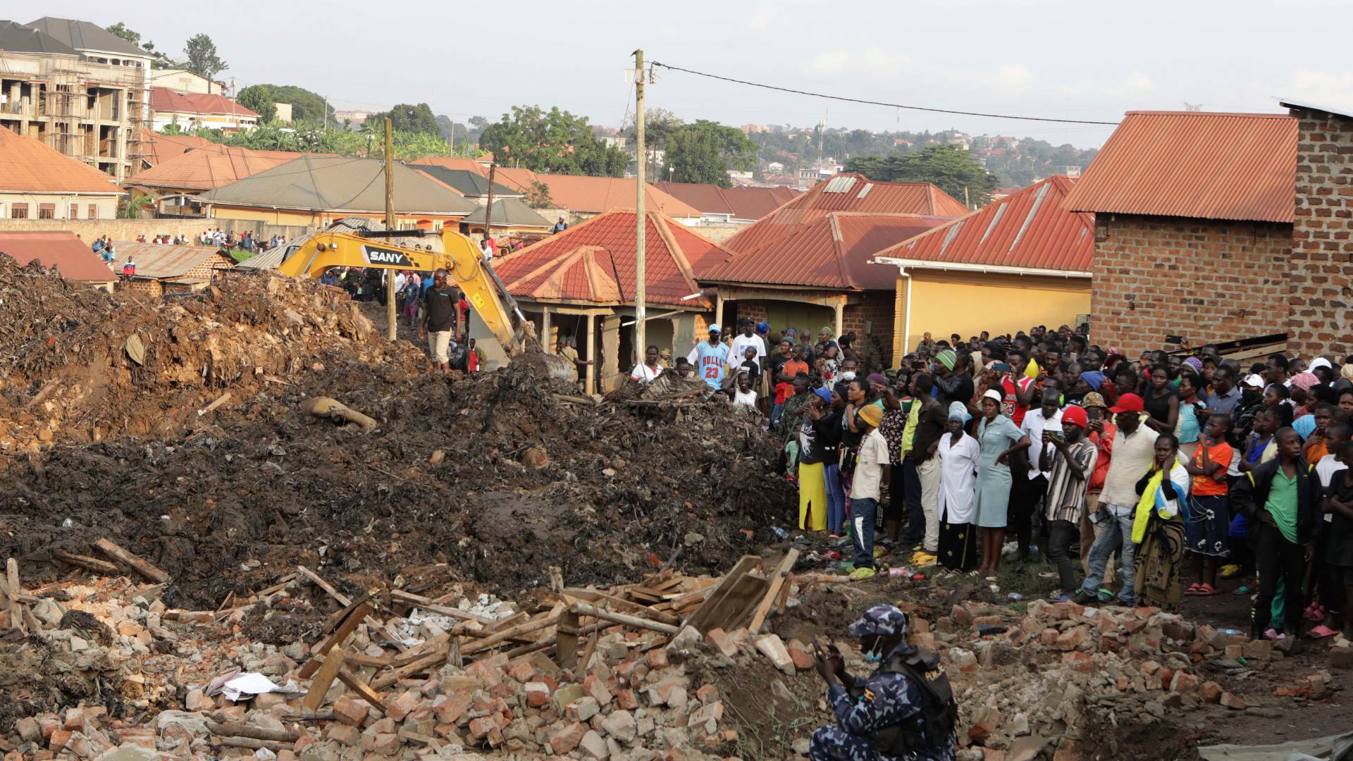 Ουγκάντα: Τουλάχιστον 25 άνθρωποι θάφτηκαν κάτω από βουνά σκουπιδιών λόγω κατολίσθησης-2