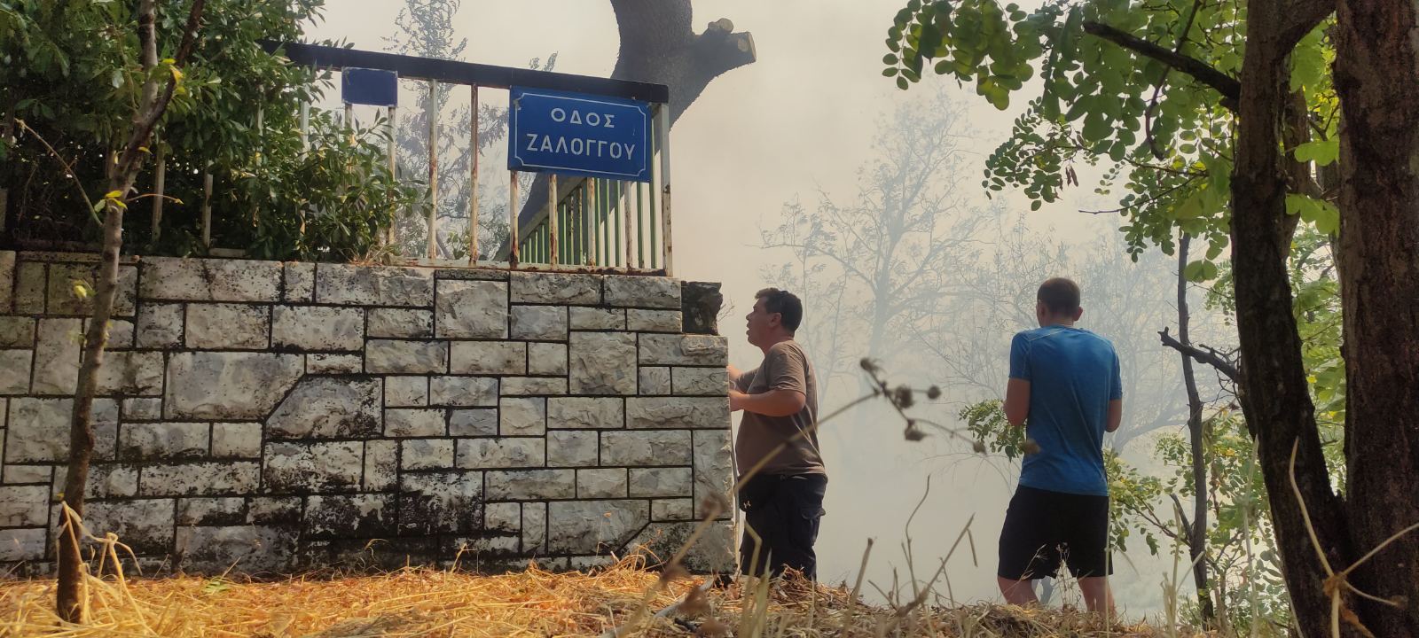«Αν είναι δυνατόν, καιγόμαστε μέσα στην πλατεία…»-6