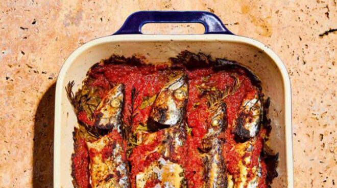 ψάρια-γιαχνάδα-σε-στρώμα-από-αμπελόφυ-563204956