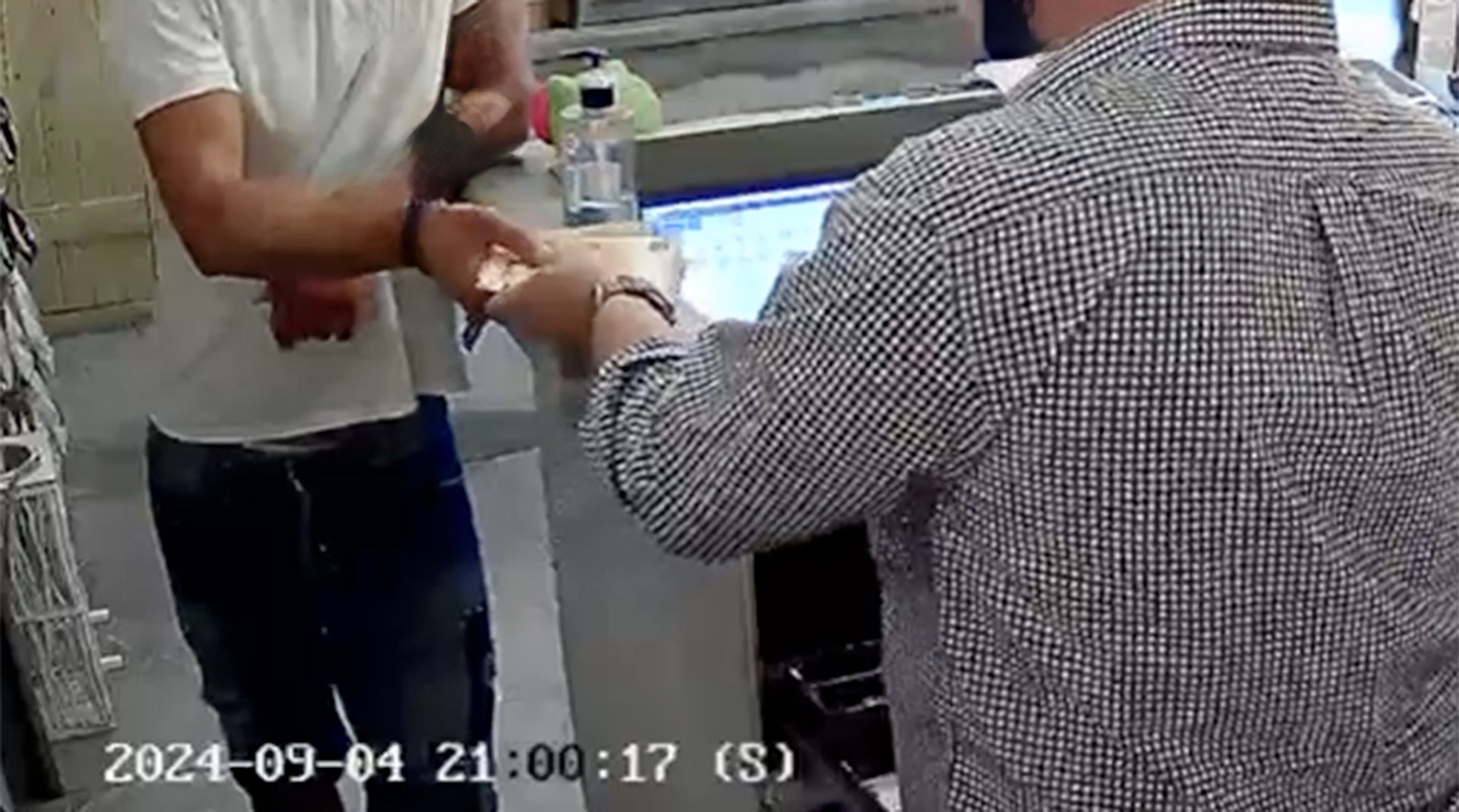 Εκβιαστές στη Μύκονο: «Μπαίνουνε στο μαγαζί και ανοίγουν το ταμείο» – Φωτογραφίες και διάλογοι-1