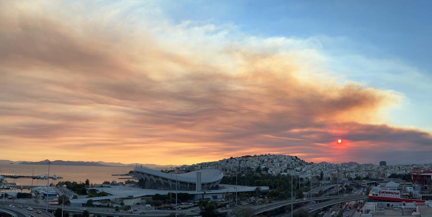 Φωτιά στην Κορινθία: Μέχρι τον Πειραιά ο καπνός – «Κατέβηκαν οι φλόγες χαμηλά, τα ελικόπτερα πάλευαν»-2