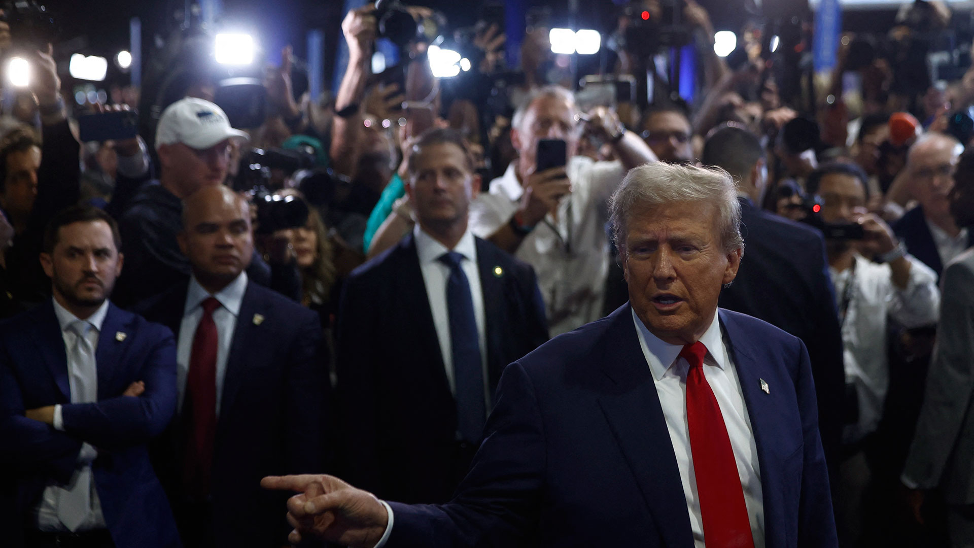 Τραμπ – Χάρις: Το ντιμπέιτ έβγαλε νικητή, αλλά η κούρσα παραμένει αμφίρροπη-2