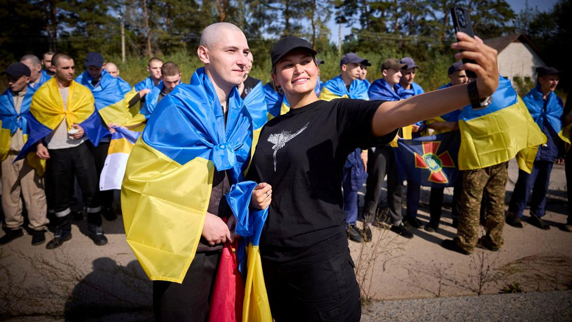 Ρωσία – Ουκρανία: Εικόνες από την επιστροφή των αιχμαλώτων – Aπελευθερώθηκαν 200 στρατιώτες-2