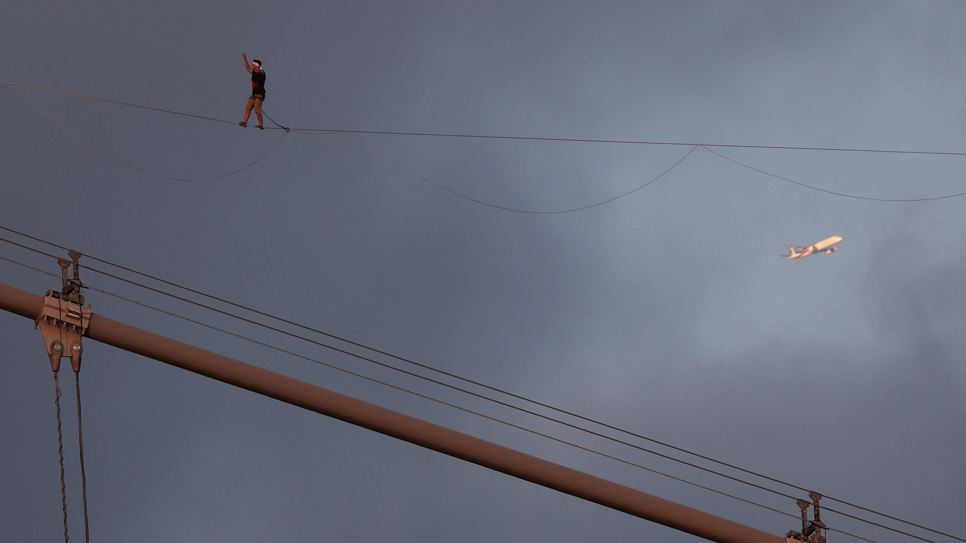 Από την Ασία στην Ευρώπη πάνω σε τεντωμένο σχοινί-1