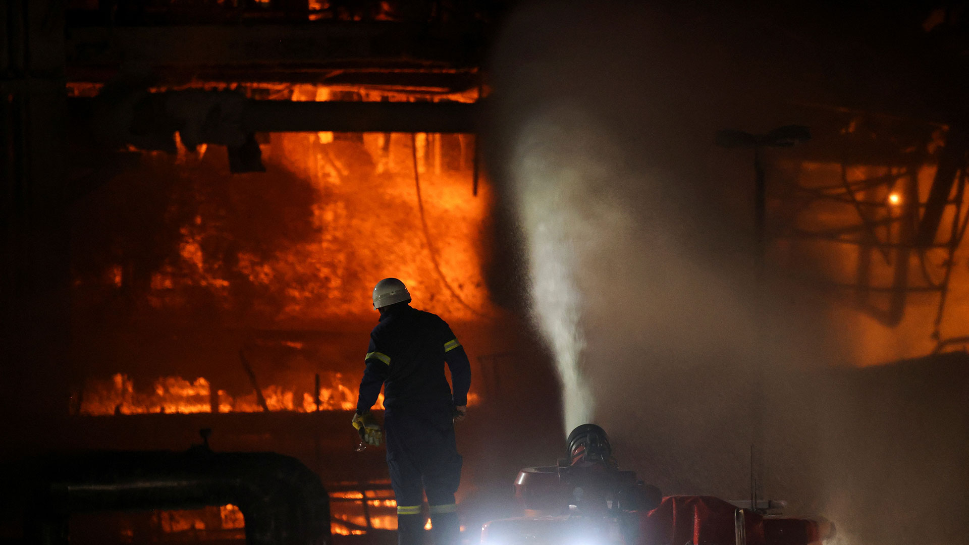 Σε ύφεση η φωτιά στις εγκαταστάσεις της Motor Oil – Ισχυρές δυνάμεις στο σημείο-1