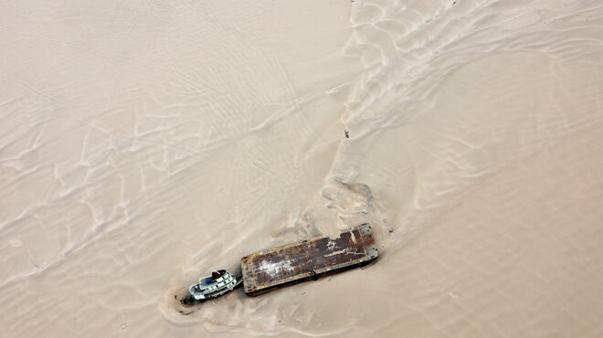 γλιστρώντας-στην-άμμο-563226970