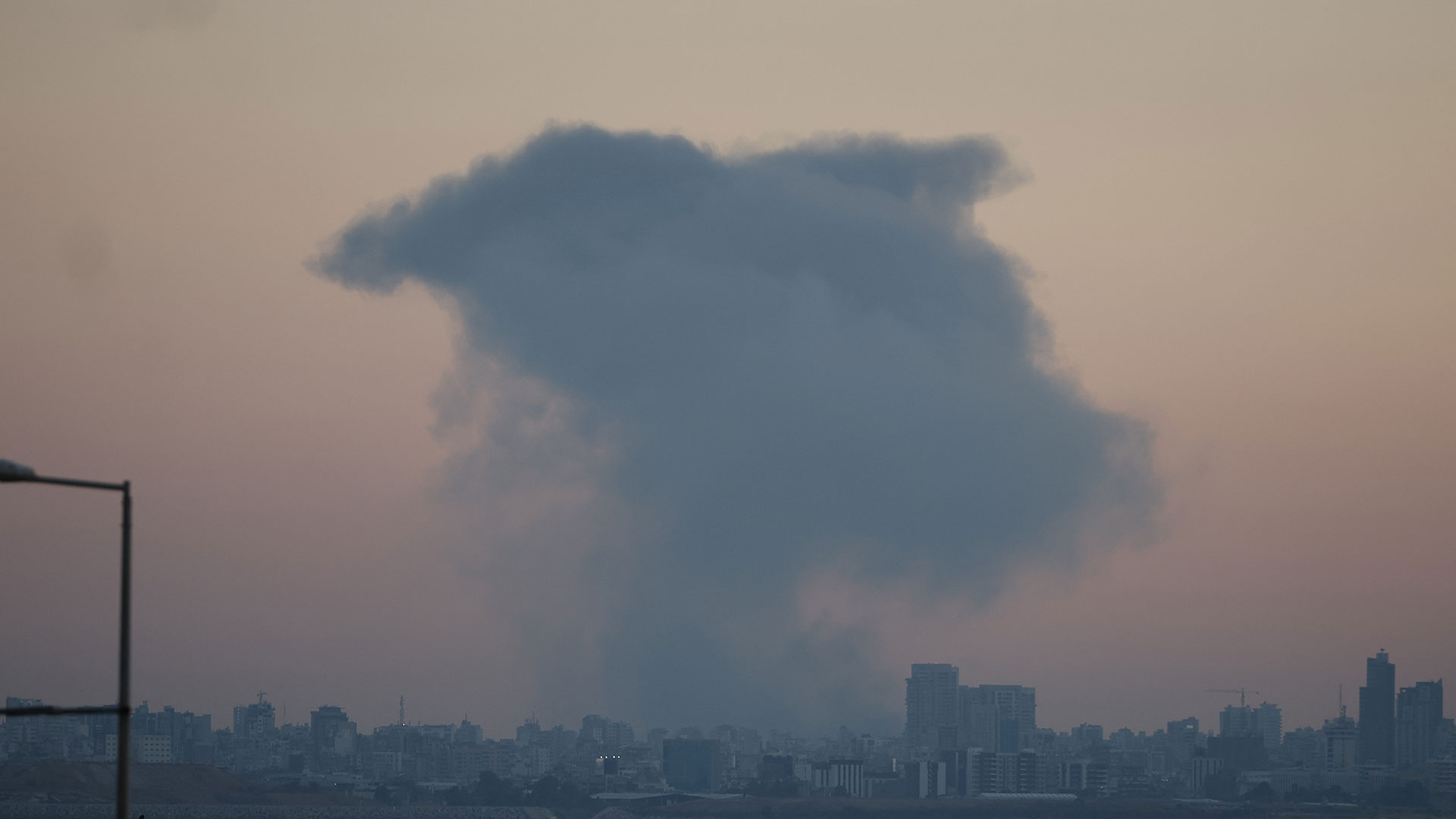 Λίβανος: Πολλαπλές εκρήξεις στη Βηρυτό – Στόχος η κεντρική διοίκηση της Χεζμπολάχ-2