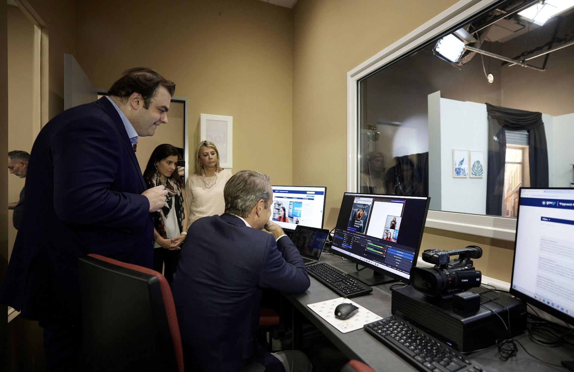 Ο Κυριάκος Μητσοτάκης στο πρώτο live μάθημα του ψηφιακού φροντιστηρίου-1