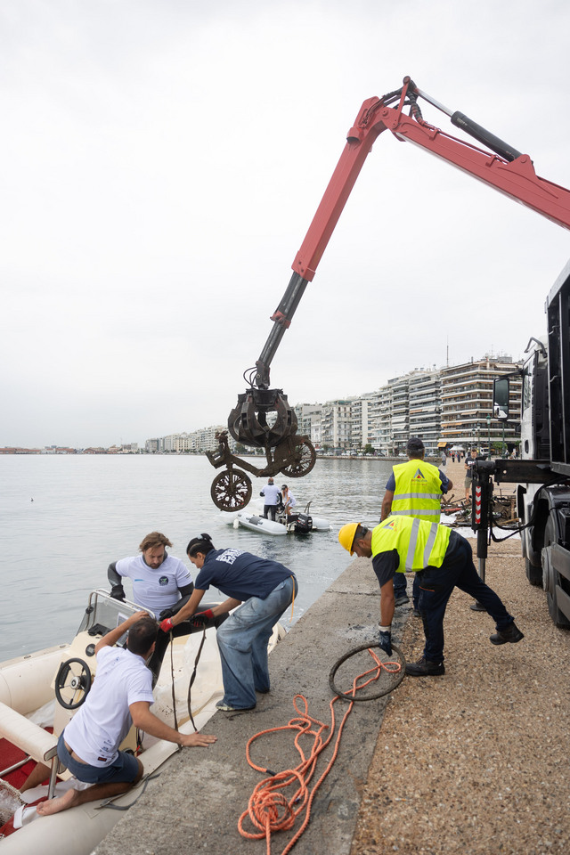 Πατίνια, ποδήλατα, παλιοσίδερα στο βυθό του Θερμαϊκού – Επιχείρηση καθαρισμού-1