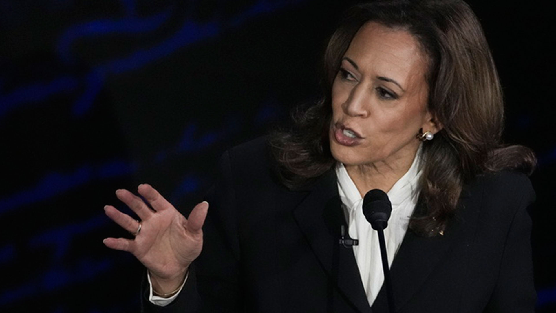 Ψηφίζουν οι πρώτοι, προηγείται η Χάρις-2