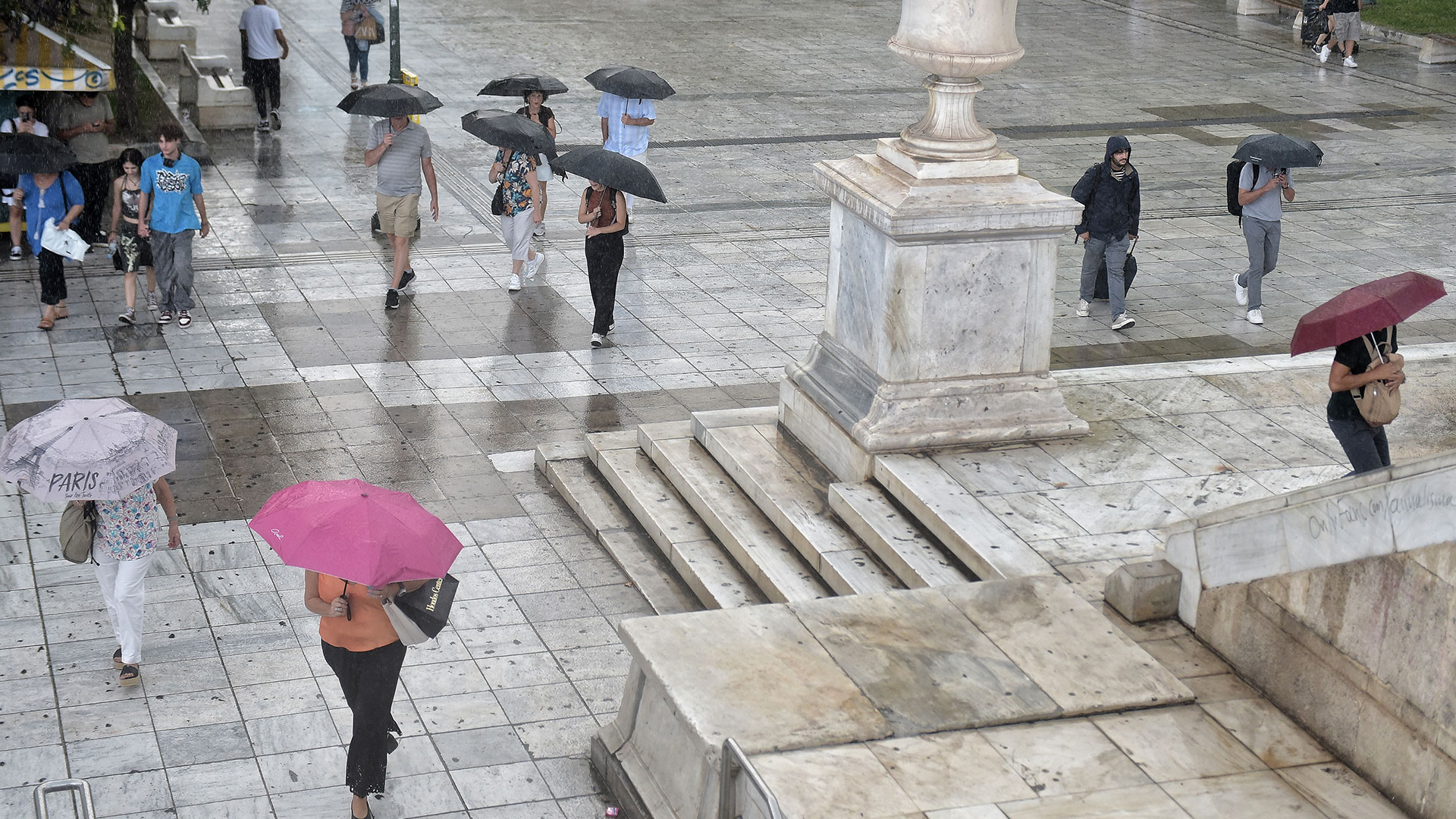 Κακοκαιρία «Atena»: Ισχυρές καταιγίδες στην Αθήνα – Προβλήματα σε δρόμους-9