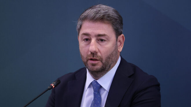 κρυφοκοιτώντας-το-κενό-στα-αριστερά-563219920