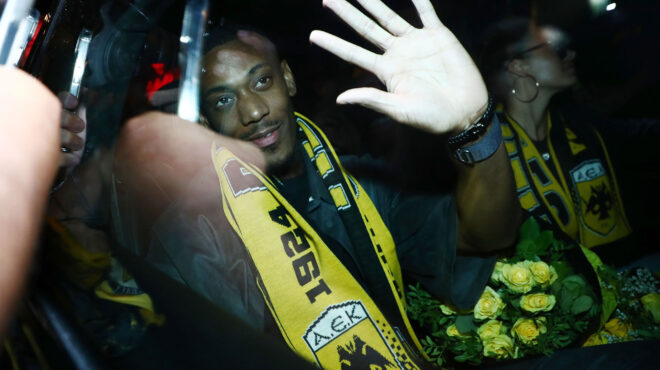 αεκ-στην-αθήνα-ο-μαρσιάλ-υποδοχή-στο-563227117