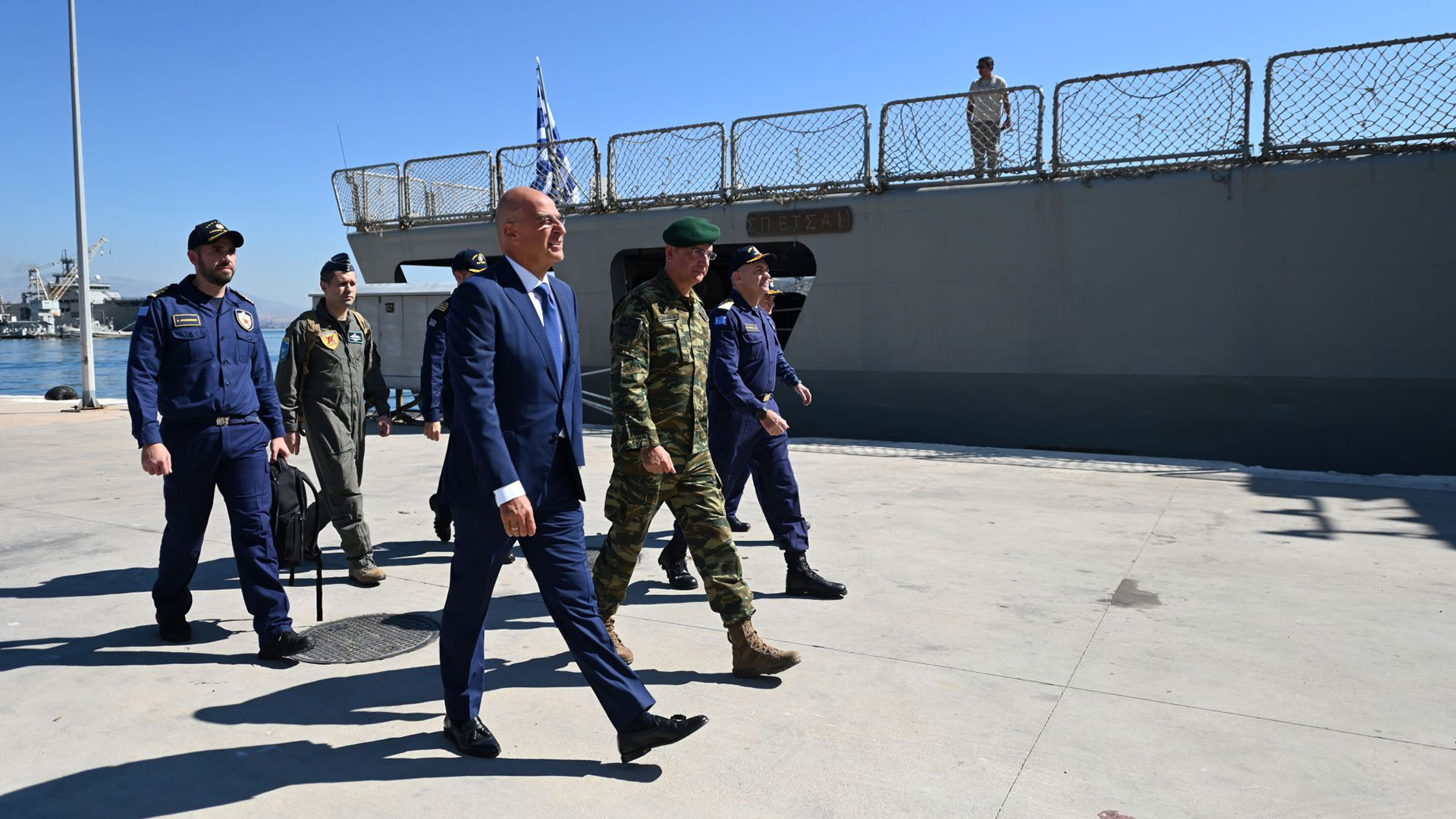 Επίσκεψη Δένδια στη φρεγάτα «Σπέτσαι» λίγο πριν αποπλεύσει για την Ερυθρά Θάλασσα-3