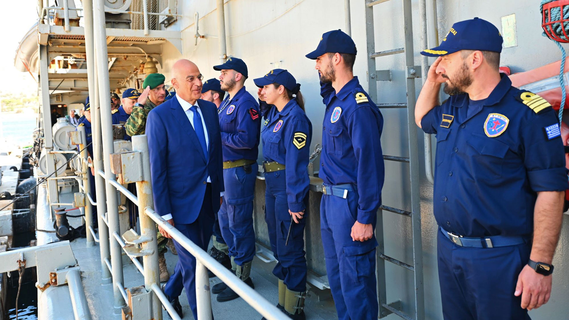 Επίσκεψη Δένδια στη φρεγάτα «Σπέτσαι» λίγο πριν αποπλεύσει για την Ερυθρά Θάλασσα-6