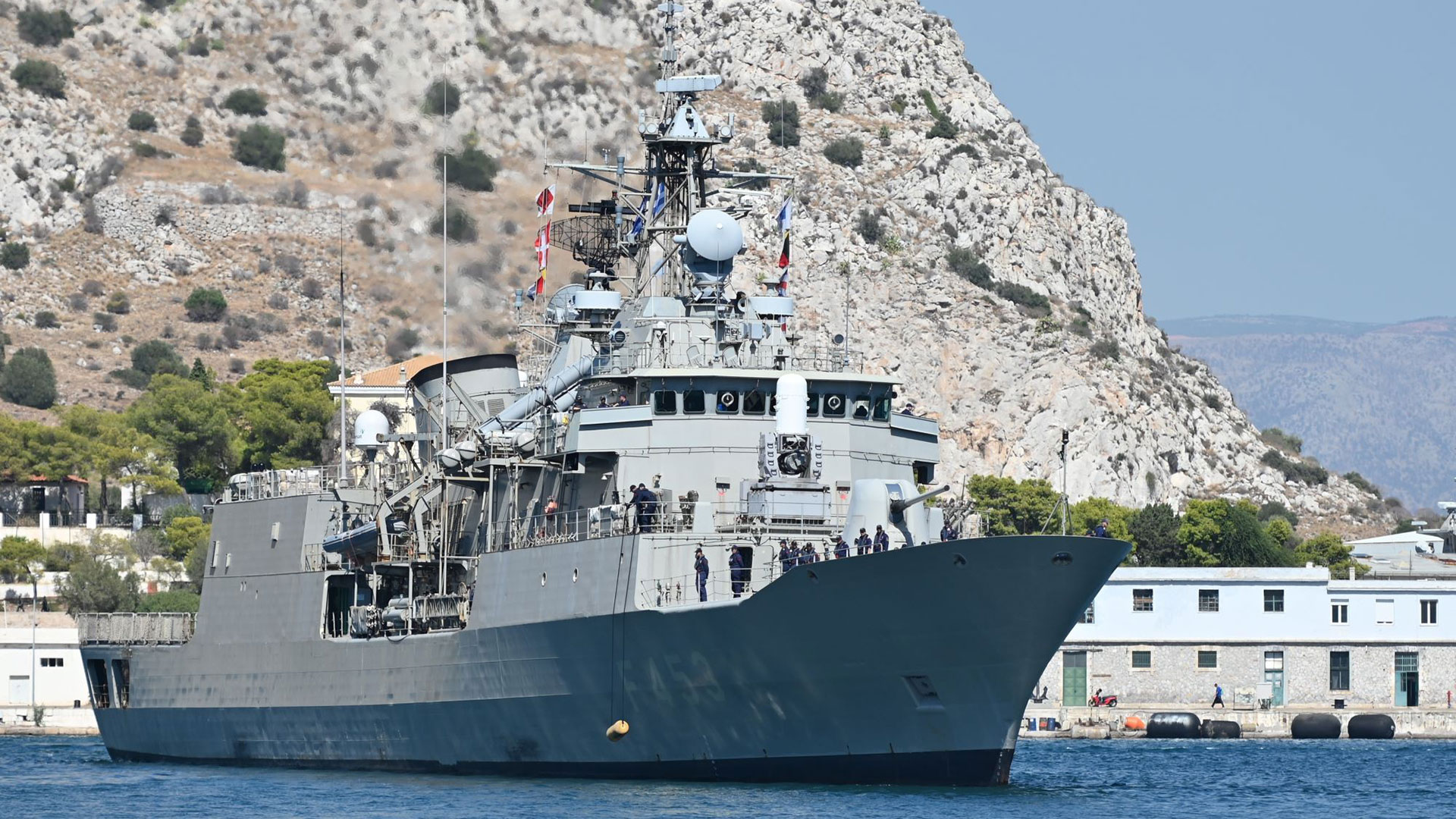 Επίσκεψη Δένδια στη φρεγάτα «Σπέτσαι» λίγο πριν αποπλεύσει για την Ερυθρά Θάλασσα-4