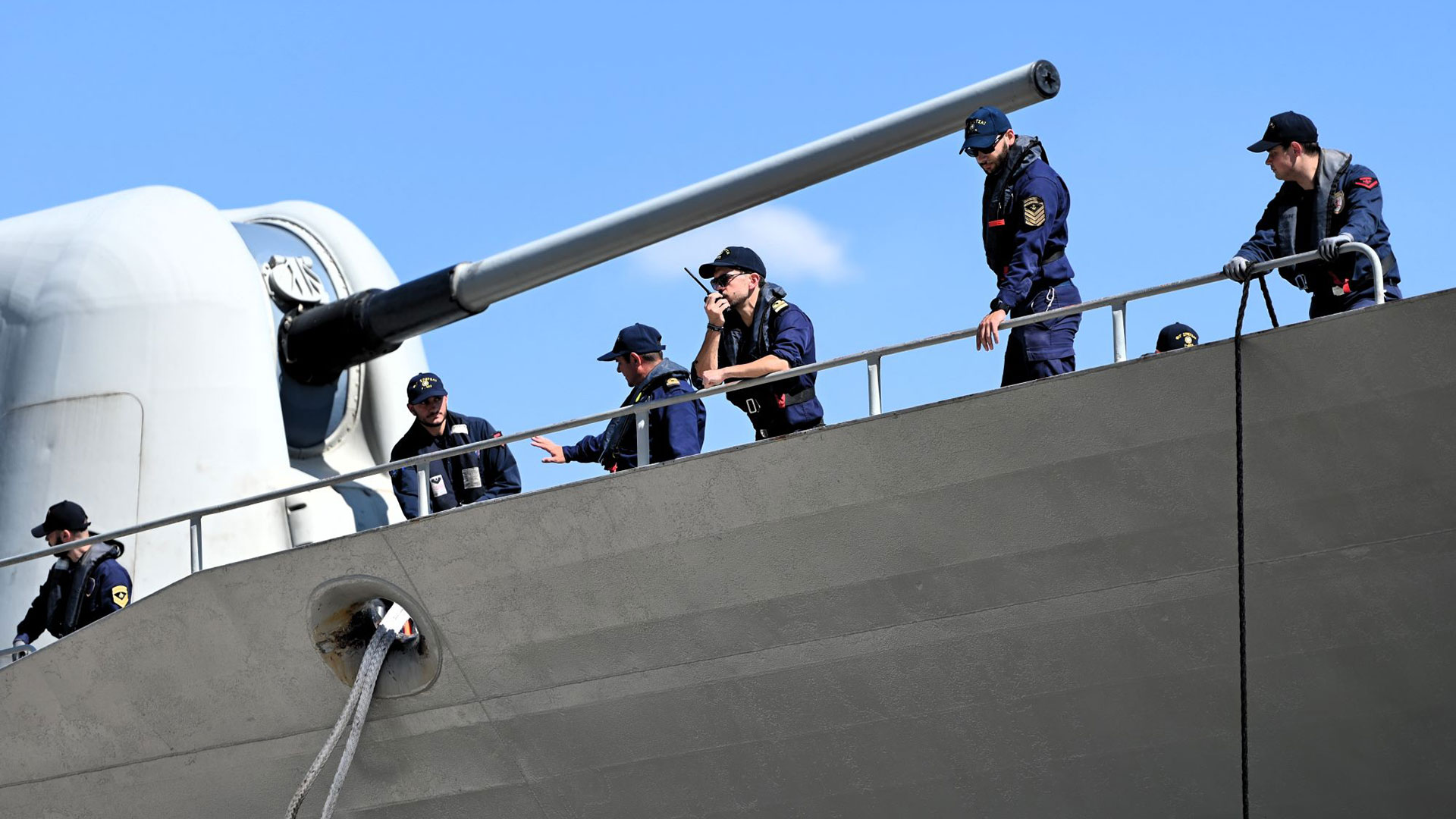 Επίσκεψη Δένδια στη φρεγάτα «Σπέτσαι» λίγο πριν αποπλεύσει για την Ερυθρά Θάλασσα-5