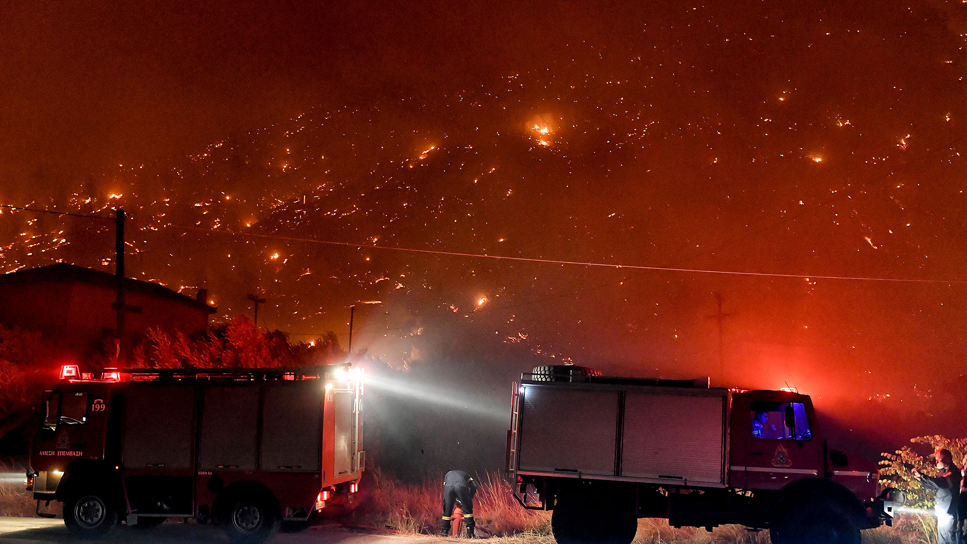 Φωτιά στην Κορινθία: Ολονύχτια μάχη με τις αναζωπυρώσεις-1