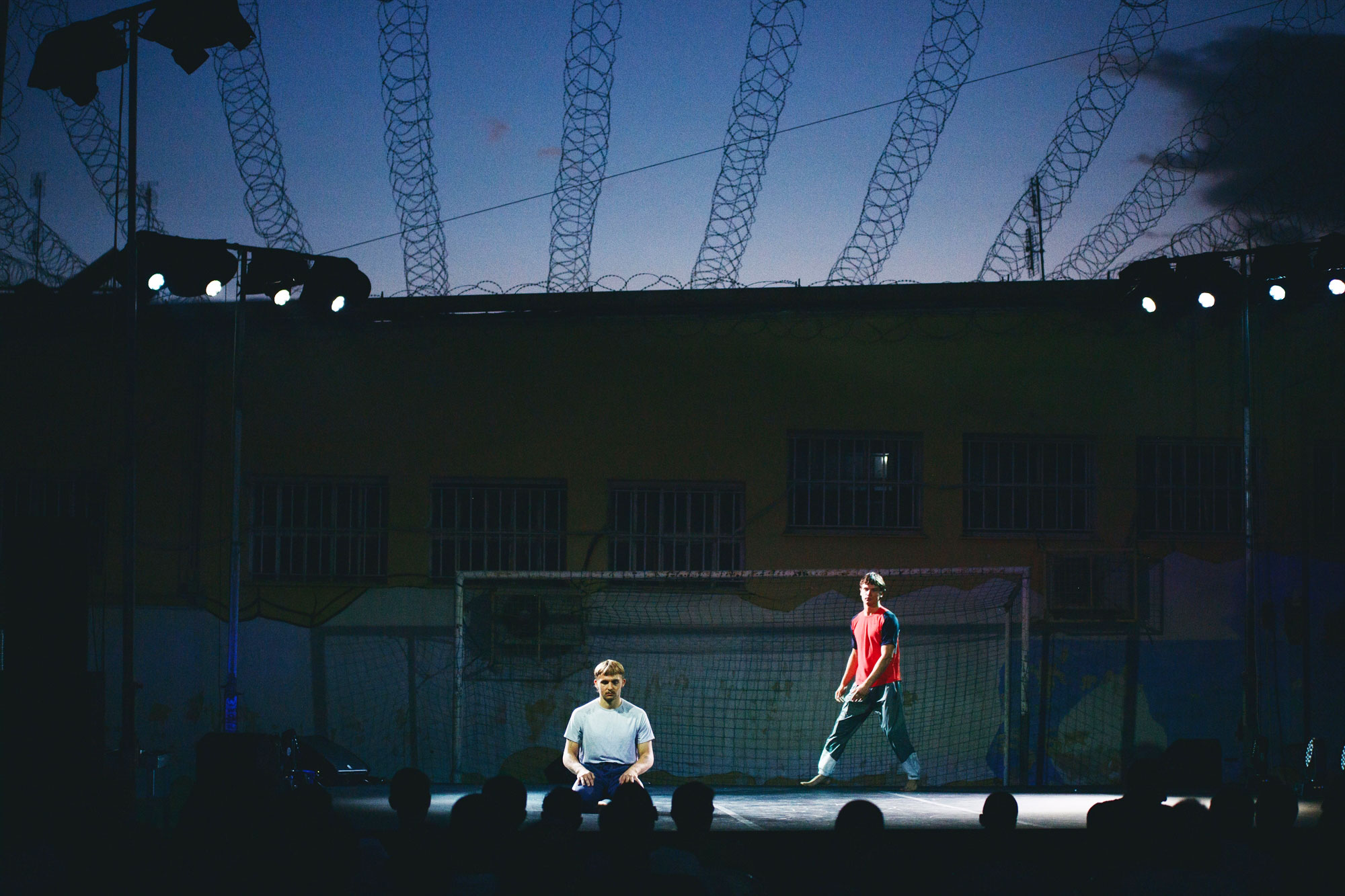 Φιγούρες πίσω από τα κάγκελα-1