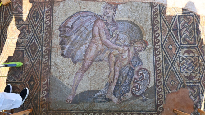 στα-σκοτεινά-χωριά-με-οδηγό-την-καλοσύ-563216071