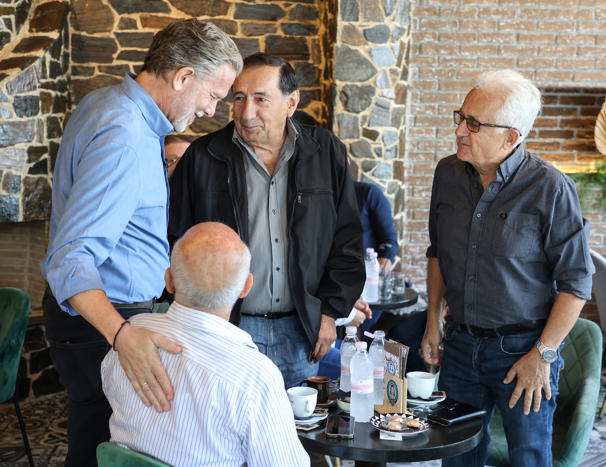 Ολα είναι δρόμος (και καφενεία)-5