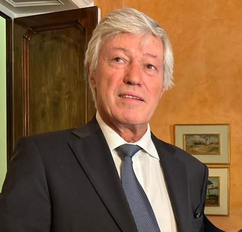 Τα αρχαία δώρα του Παπάγου: Το αττικό αγγείο και το χρυσό περιδέραιο-2