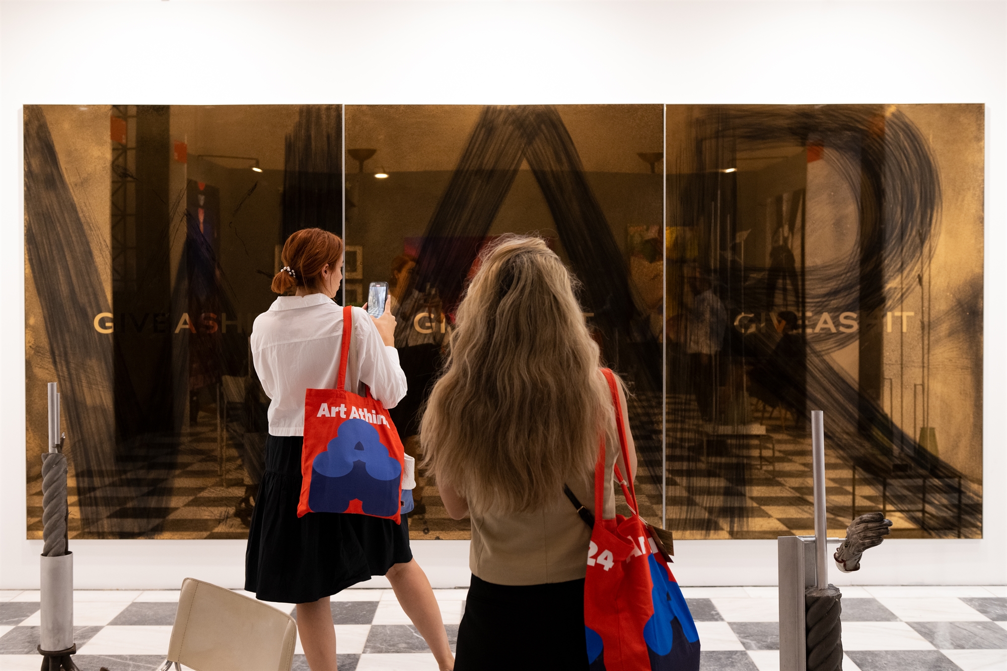 Art Athina 2024: Προσοχή στον πολύχρωμο πολυέλαιο-1