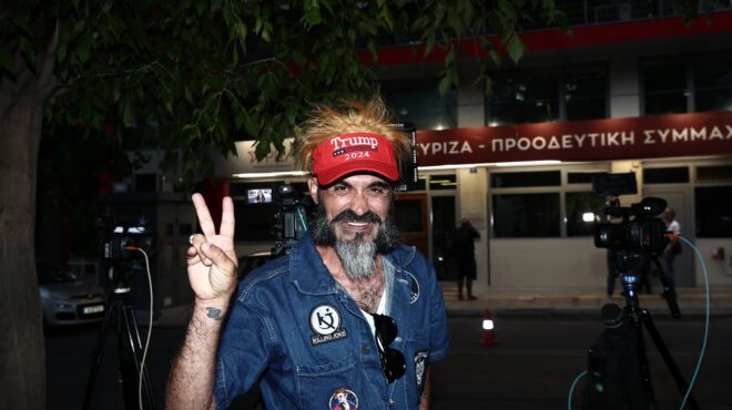 κρυφοκοιτώντας-το-κενό-στα-αριστερά-563220106