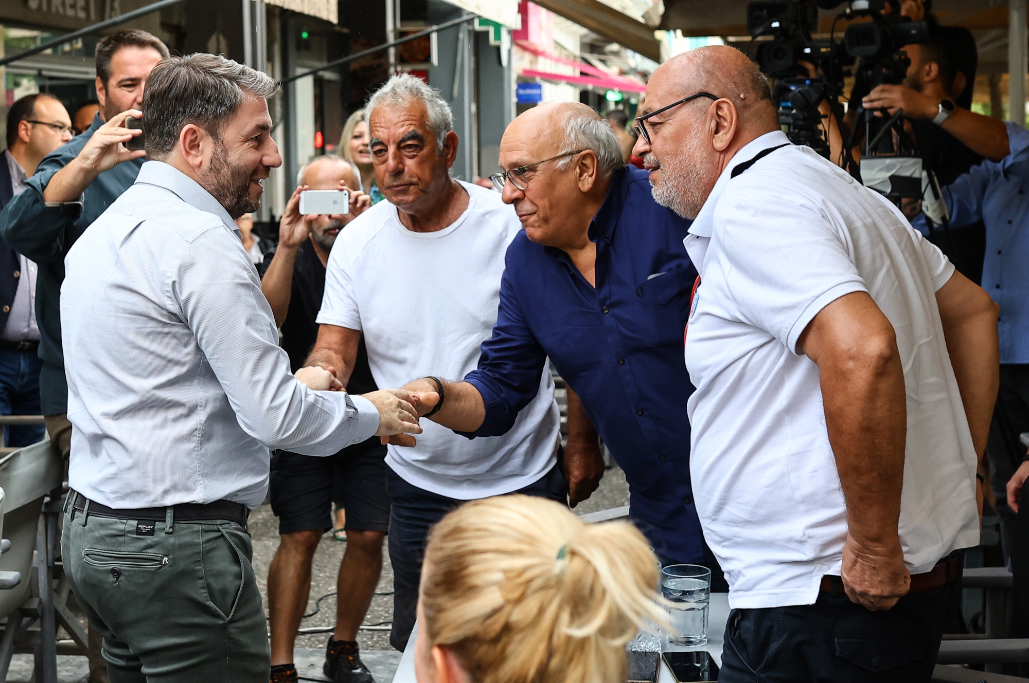 Ολα είναι δρόμος (και καφενεία)-1