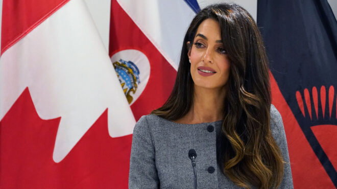 η-αμάλ-κλούνεϊ-στο-πλευρό-του-οσμάν-καβ-563221549