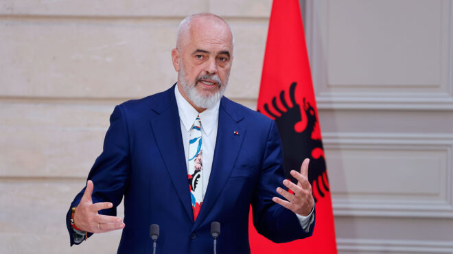 αλβανία-οταν-η-κ-συνάντησε-τον-ηγέτη-563236174