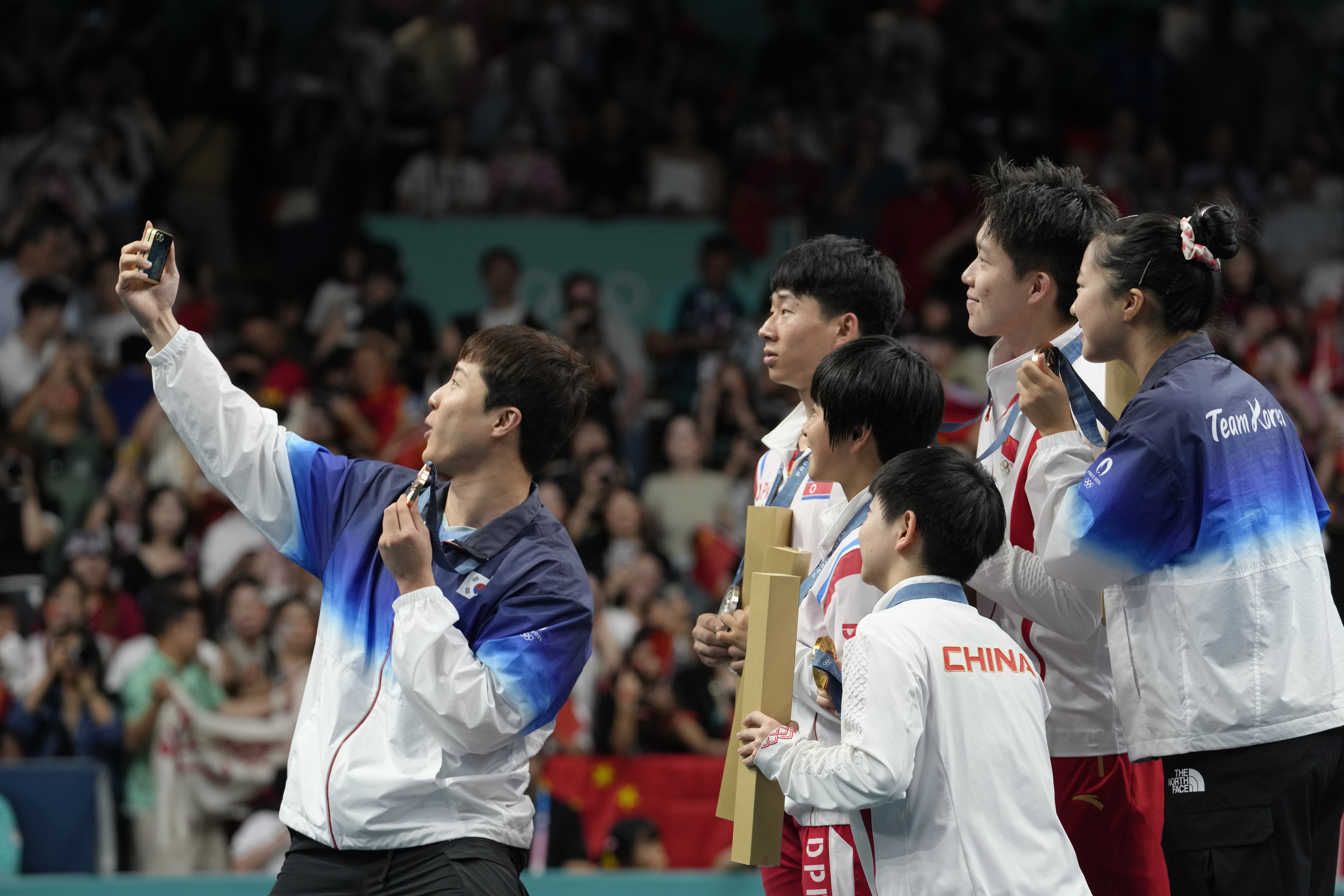 Ολυμπιακοί Αγώνες: Δύο Βορειοκορεάτες αθλητές κινδυνεύουν με τιμωρία για μία σέλφι με Νοτιοκορεάτες-1