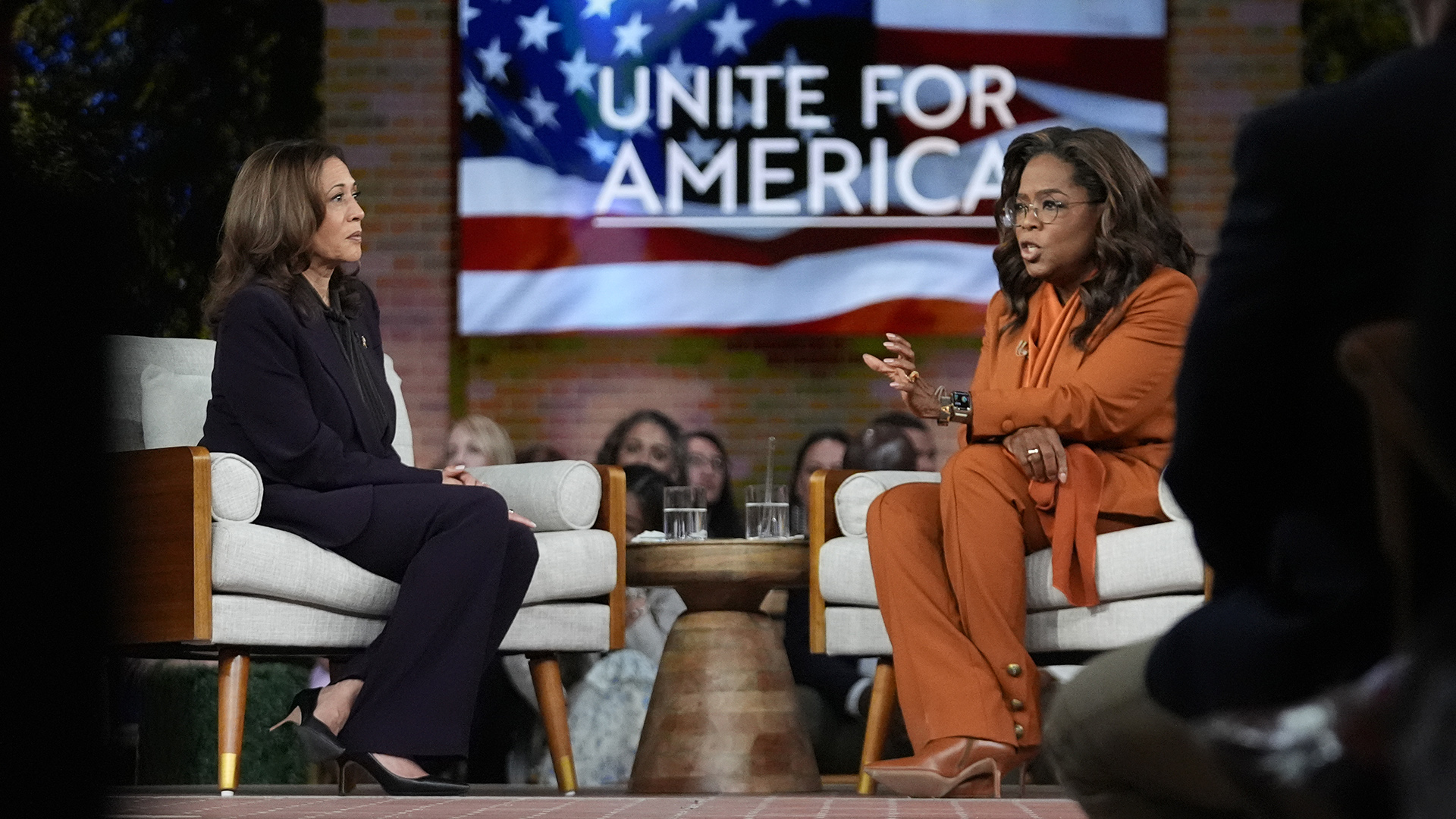 «Unite for America»: Οταν η Κάμαλα Χάρις συνάντησε την Οπρα Γουίνφρεϊ-1