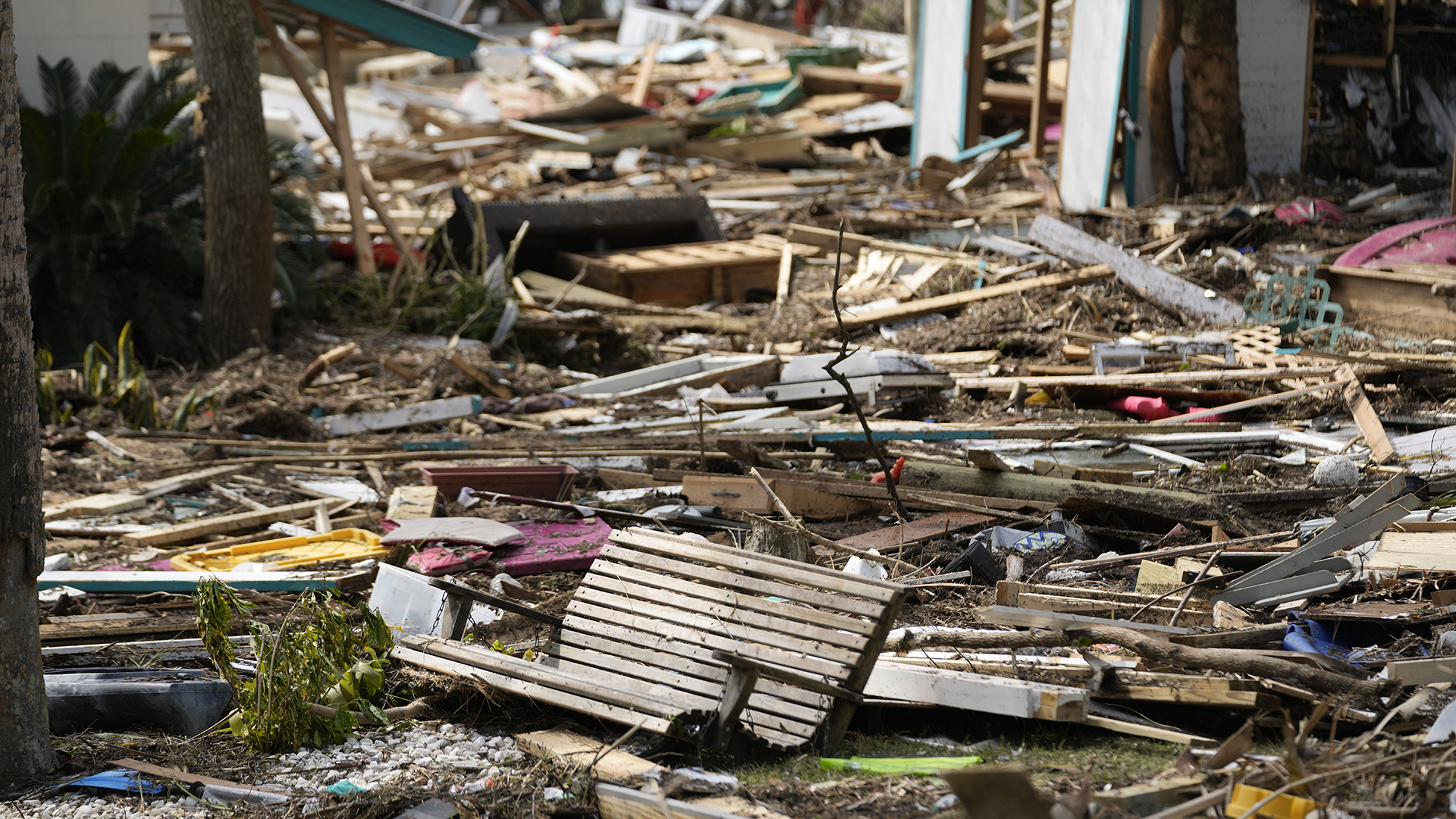 ΗΠΑ: 44 νεκροί από το πέρασμα του τυφώνα Ελίν – Εικόνες καταστροφής-3