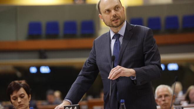 καρά-μουρζά-οι-πολιτικοί-κρατούμενοι-563247265